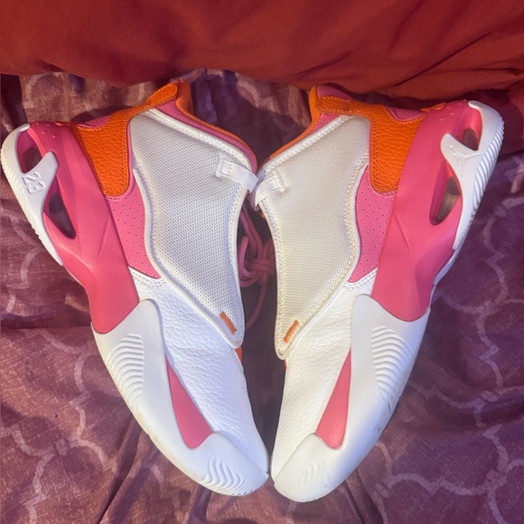 JORDAN Max Aura 4 Big Kids' Shoes In White,safety orange,pinksicle,(GS Sz.5Y) - Picture 7 of 10